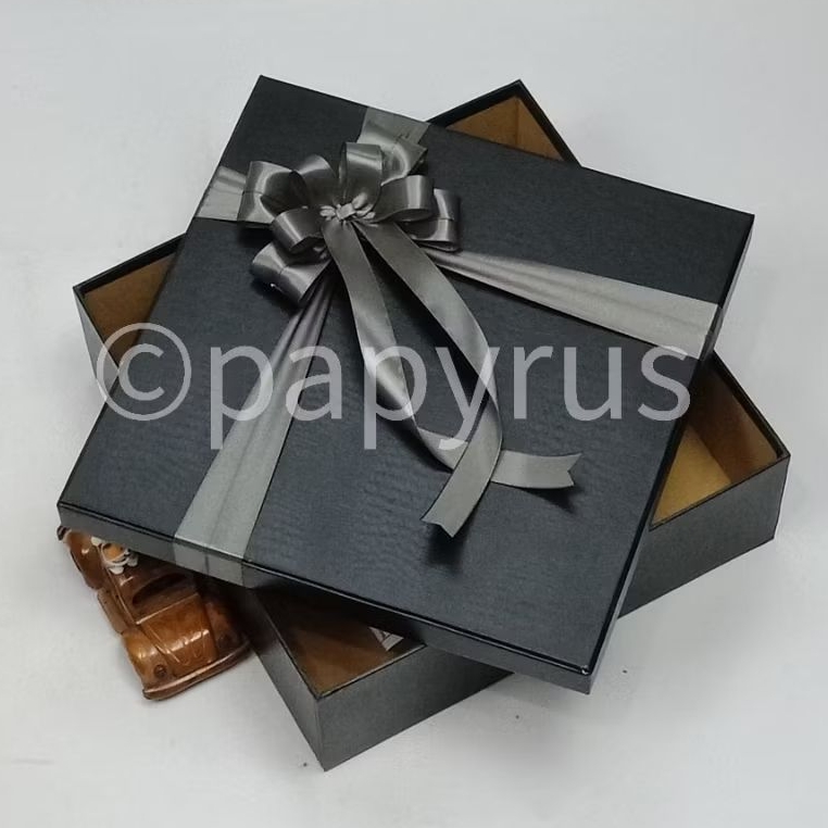 

PAPYRUS 30x30 Tinggi 8cm Kotak Kado Gift Box Hardbox Hampers V1