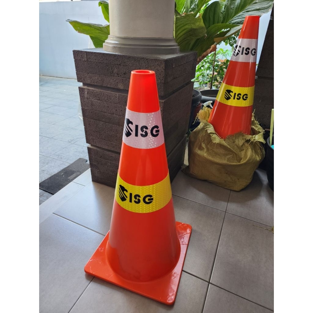 Safety Traffic Cone 72cm PVC / Kerucut Lalu Lintas Parkir