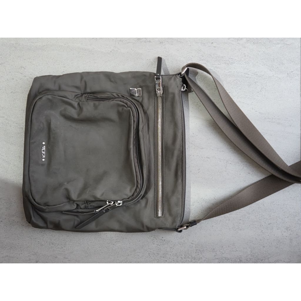 preloved tumi sling bag