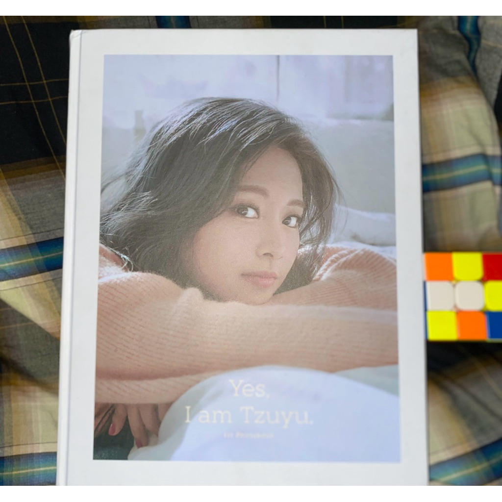 “Yes I'm Tzuyu - Photobook Official JYP Entertainment". Ini adalah photobook yang menampilkan Tzuyu,