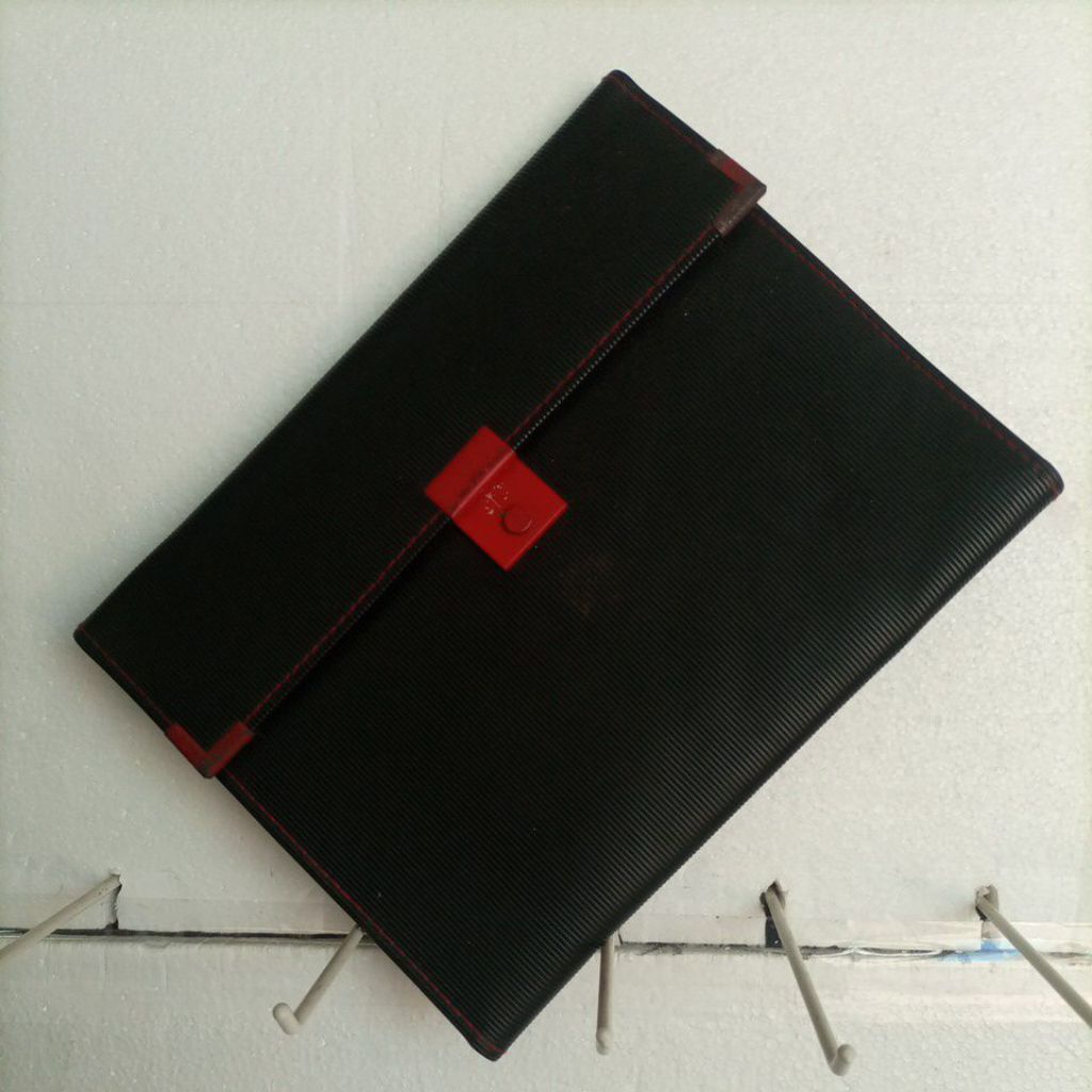 

Black/Red Tile Keeper-Map-alas-31cm-tinggi-24cm-preloved