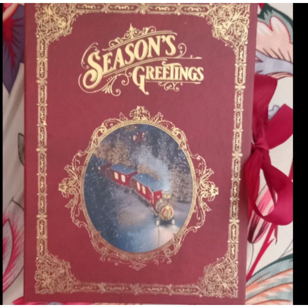 

Kotak Hadiah Untuk Natal dan Tahun Baru, sangat unik, berbentuk buku, mewah sekali, dalamnya bisa untuk taruh kado apapun, barang import, sangat keren, sedang diskon Besar, New