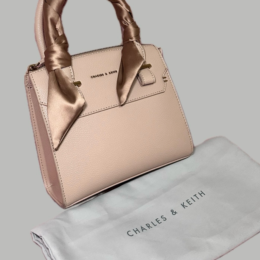 charles n keith pink bag // charles n keith handbag // charles n keith crossbody bag // charles and 