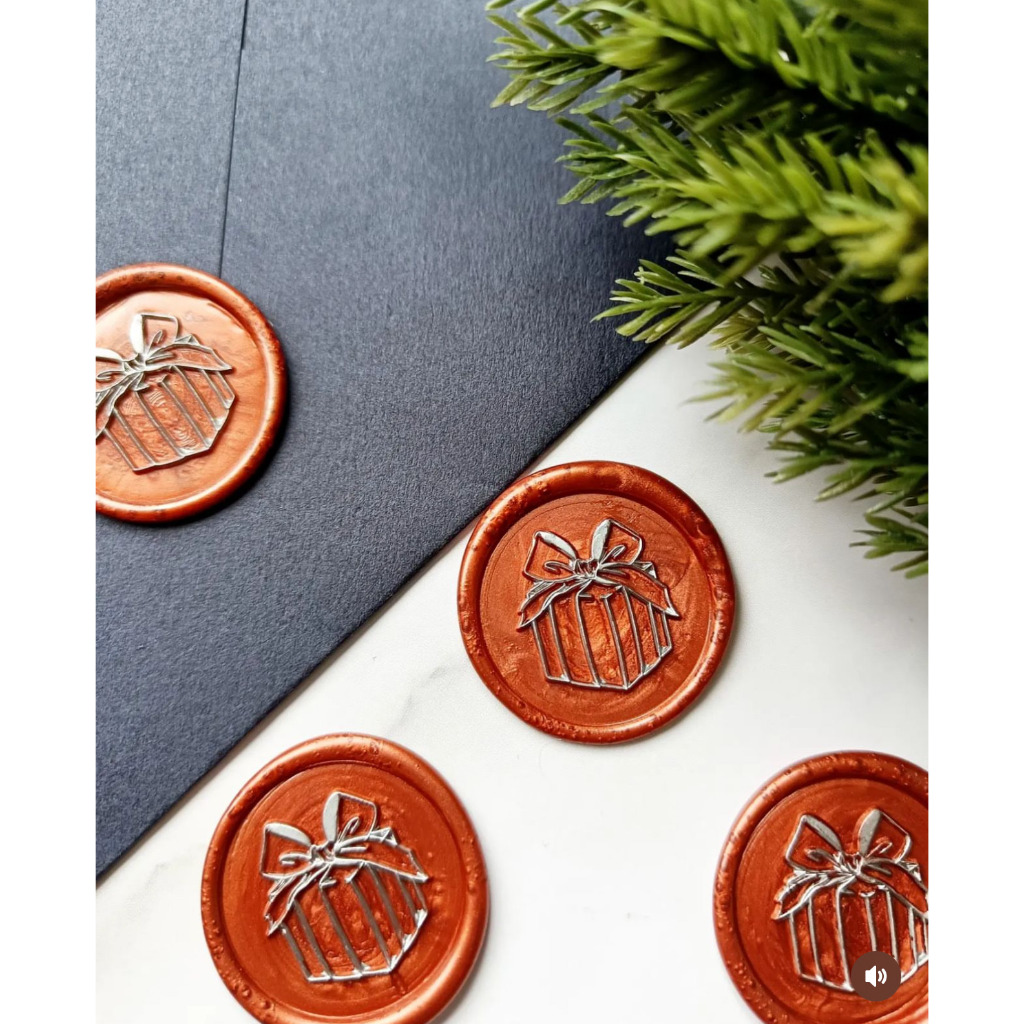 

(WGI) Gift Bow (Copper Silver Ink) - 1 Pcs Wax Seal Coin Instan Siap Pakai HS21 / Segel undangan wax seal DIY / Hampers / Souvenir / Hadiah / Hiasan / art & Craft / candle wax seal coin langsung tempel sudah include double tape