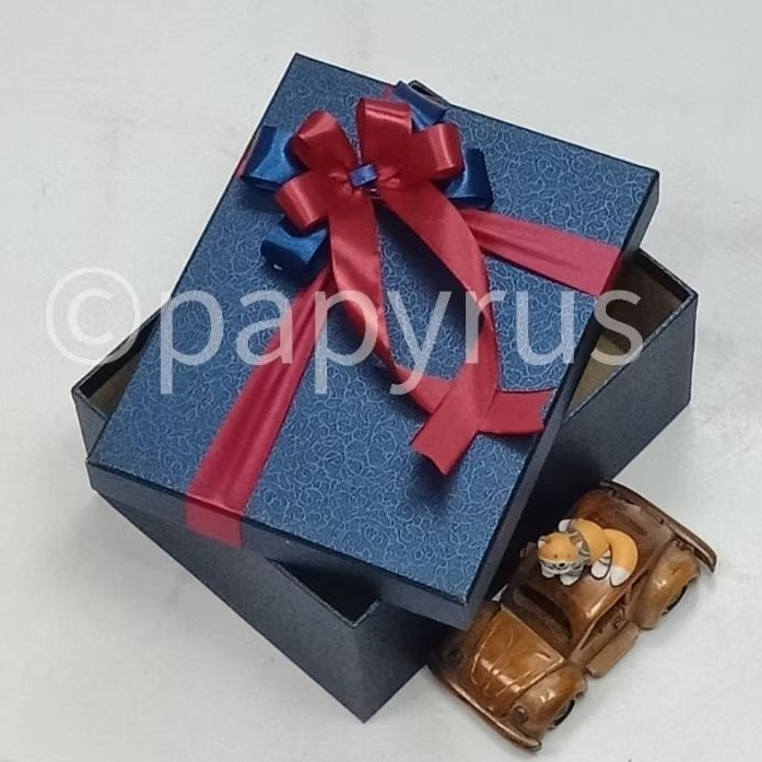 

PAPYRUS 17,5x22,5 Tinggi 8cm Kotak Kado Gift Box Hardbox Hampers Hadiah V2
