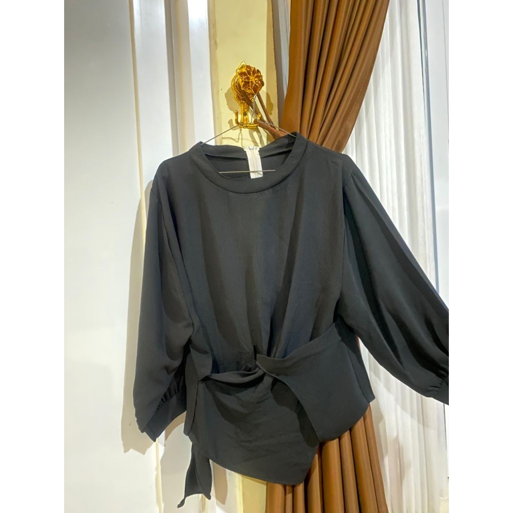 blouse hitam polos