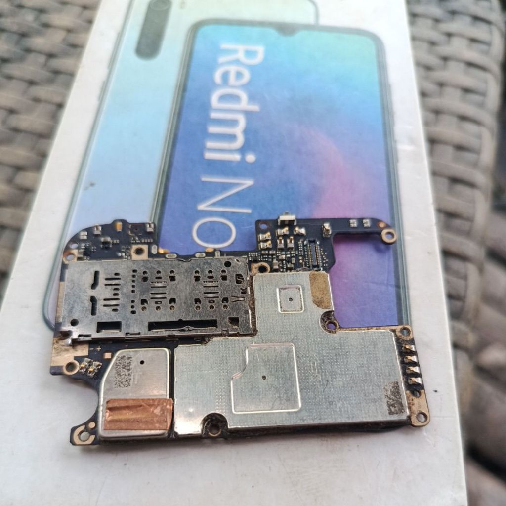 mesin hp (mainboard) redmi note 8 ram 3/32 minus bagian konektor lcd ada yang rontok