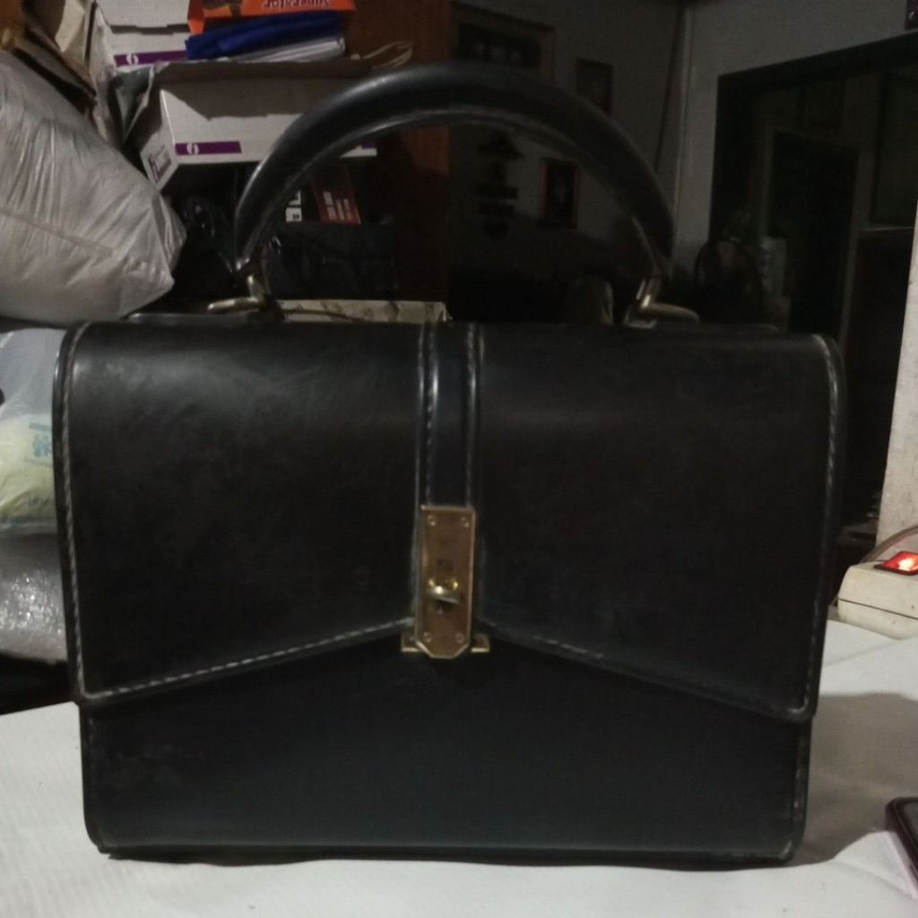sale preloved tas hitam . defect besi atas patah