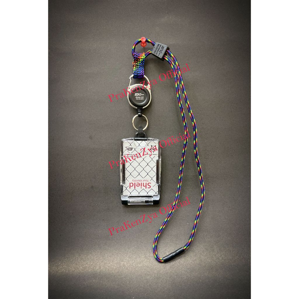 

Pemegang Kartu EK USA One Hander — dilengkapi dengan reel tarik carabiner dan tempat kartu identitas yang dapat dilepas. Telah memenuhi standar keamanan FIPS 201.