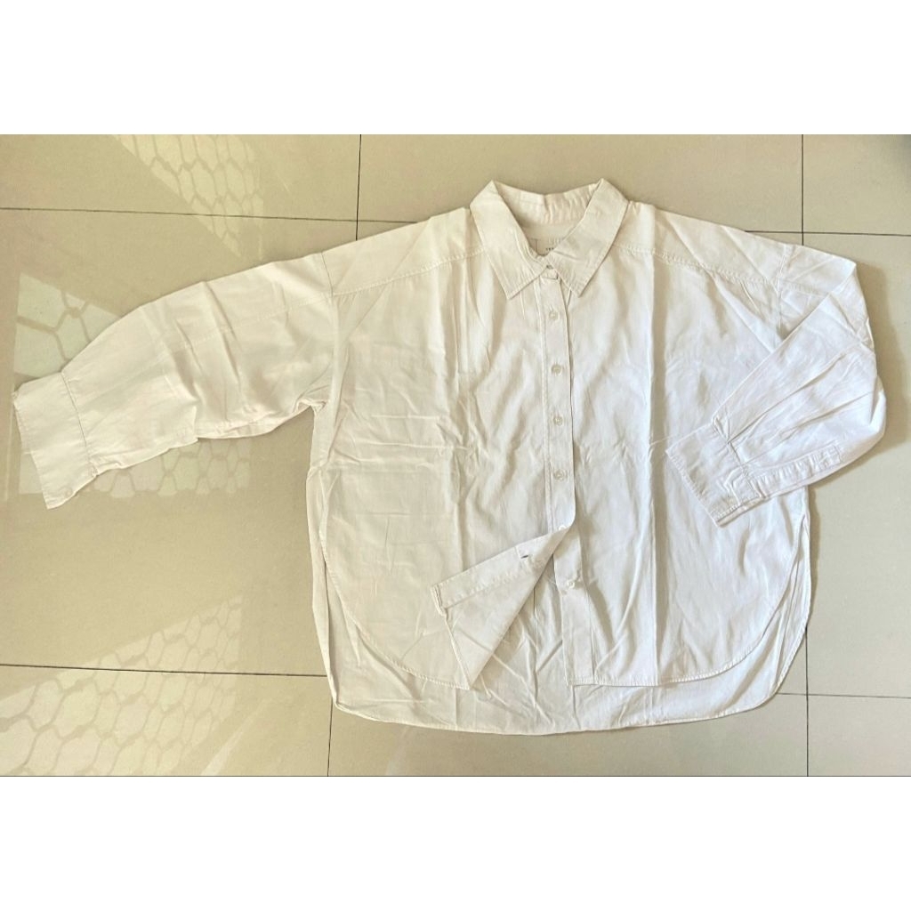 Kemeja oversize putih