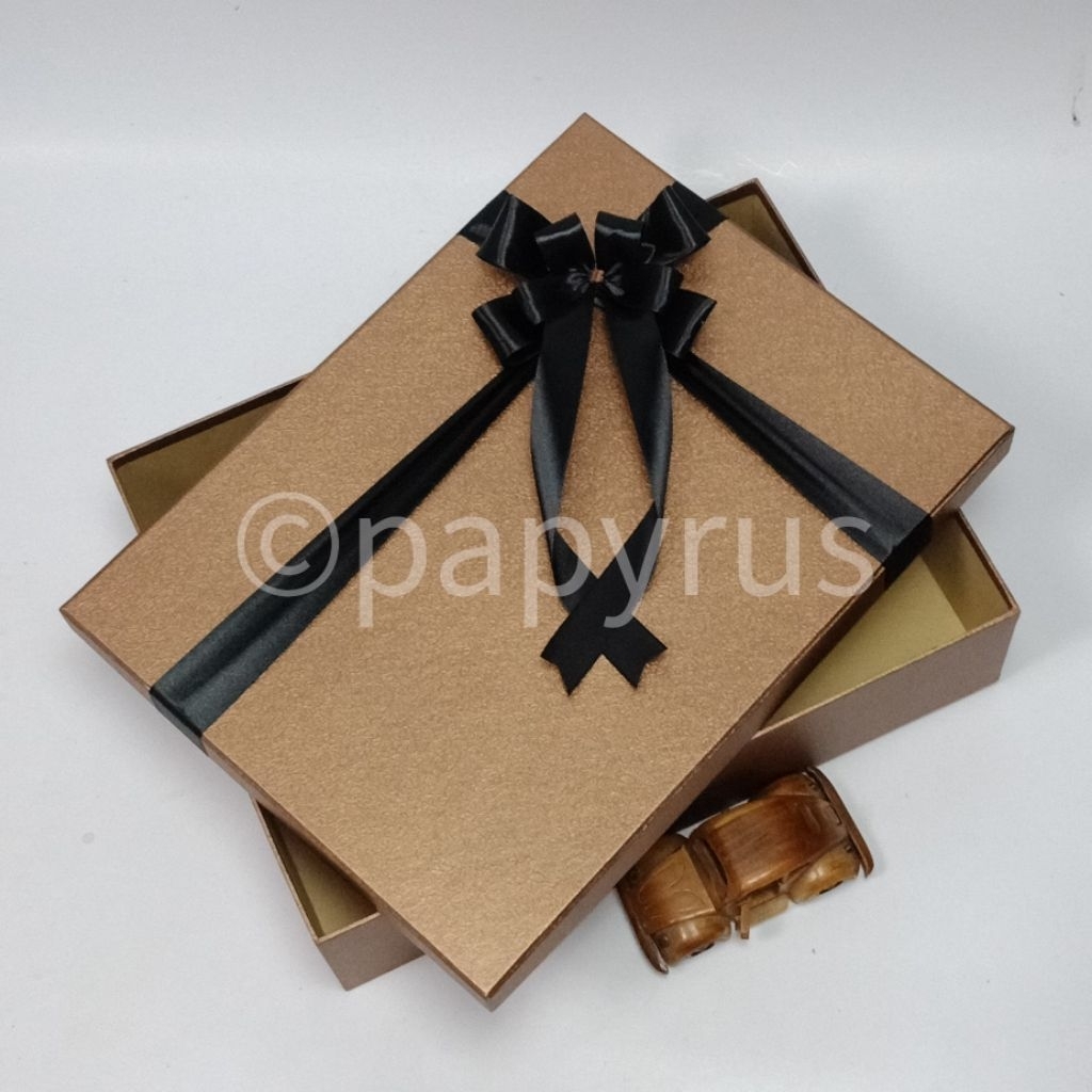 

PAPYRUS 30x40 Tinggi 8cm Kotak Kado Gift Box Hardbox Hampers Hadiah V1