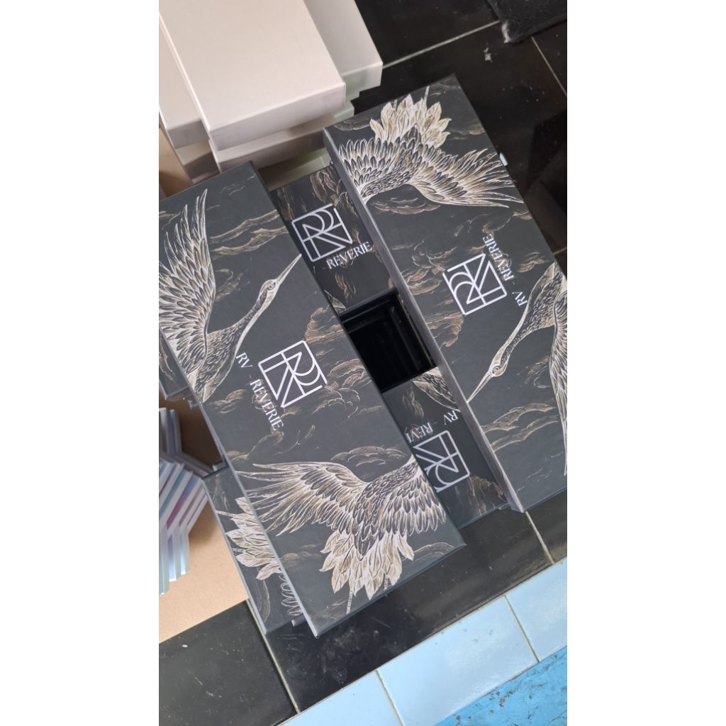 

Custom Hardbox Handuk 34x12x11