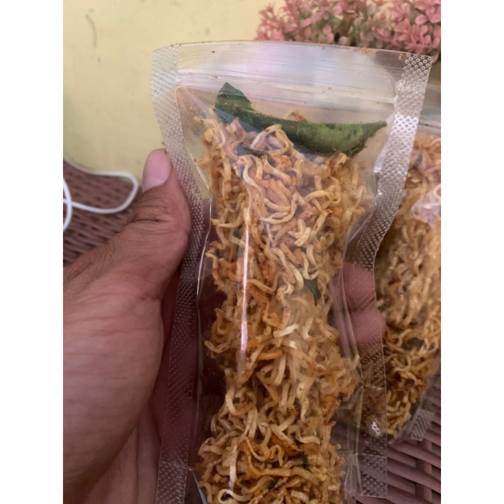 

mie keremes pedas daun jeruk gurih kemasan pelajar