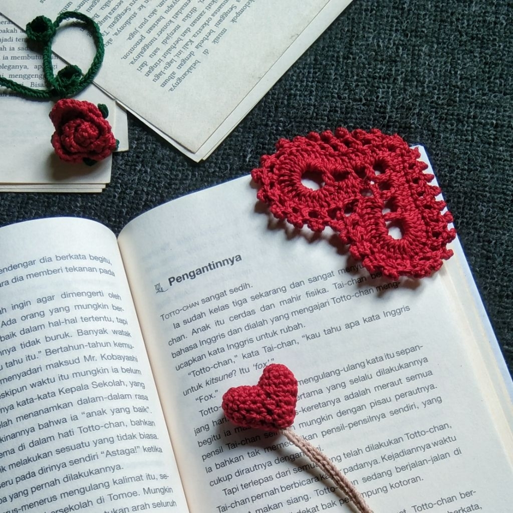 

Pembatas Buku Rajut Love Bookmark Corner by Nou Rajut | Bookmark Crochet Aestheti