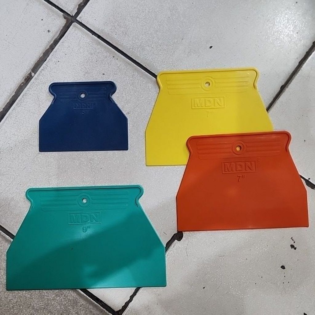 sekrap plastik / kape / skrap untuk dempul tembok