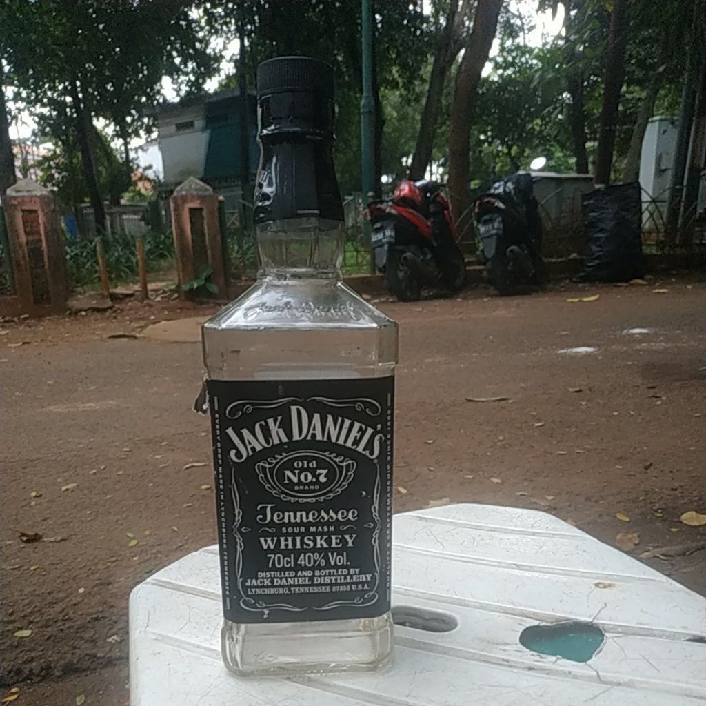 dijual botol Jack Daniels bekas pakai