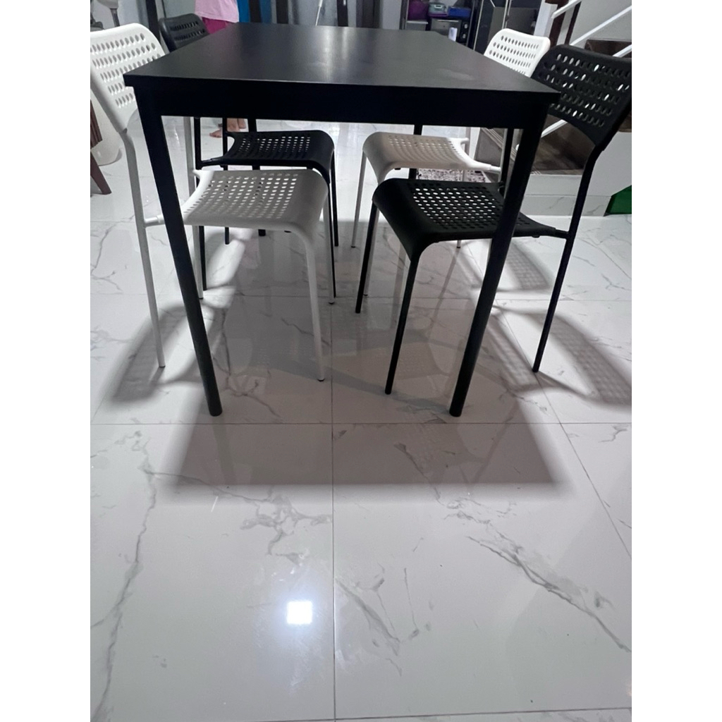 dijual  Set meja makan  + Kursi IKEA masih baru no minus