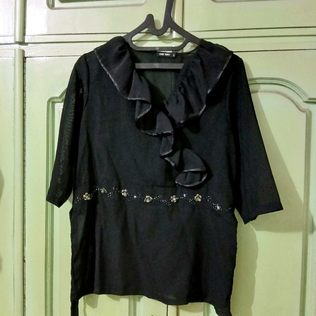 Blouse Atasan Sifon Hitam Kerah Cantik Pinggang Payet Bunga
