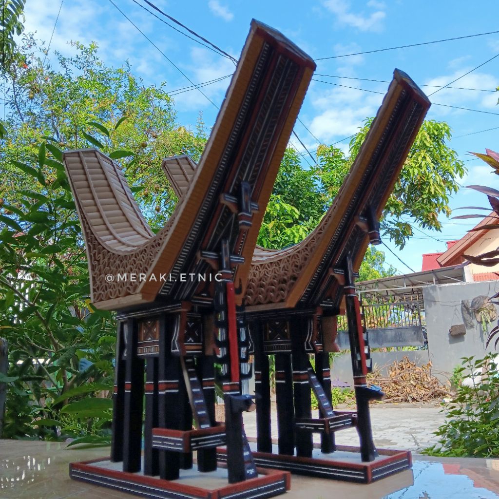 Miniatur Tongkonan Jumbo Rumah Adat Toraja Patung Rumah Toraja Pajangan Meja Dekorasi Toraja