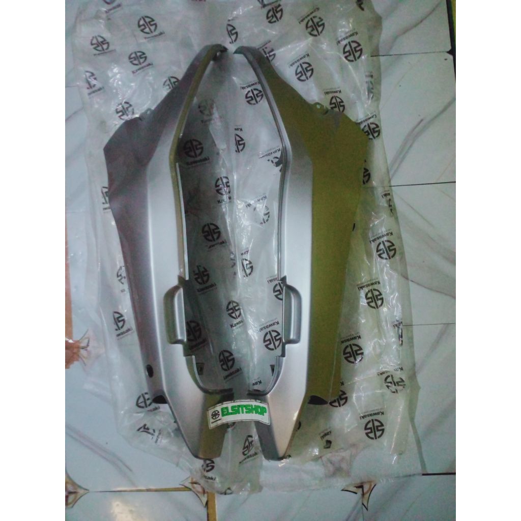 COVER BODI BLAKANG KAZE R SPASANG