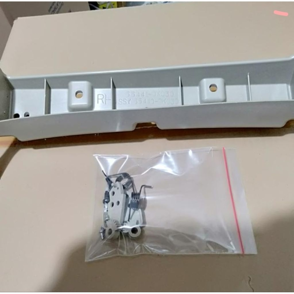 Breket Tutup Laci Innova 2004/2005