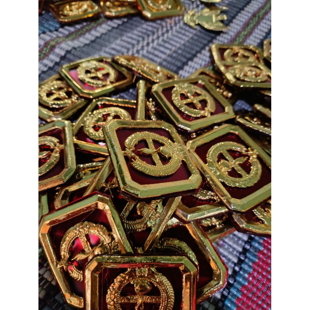 

Lencana Tanda Topi Pria Bahan Timah Atau cor