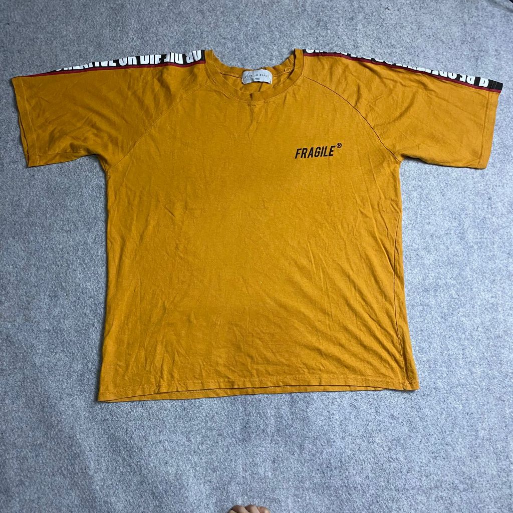 Kaos Pria Wanita Tapped Fragile Warna Mustard – Atasan Pria Wanita Casual