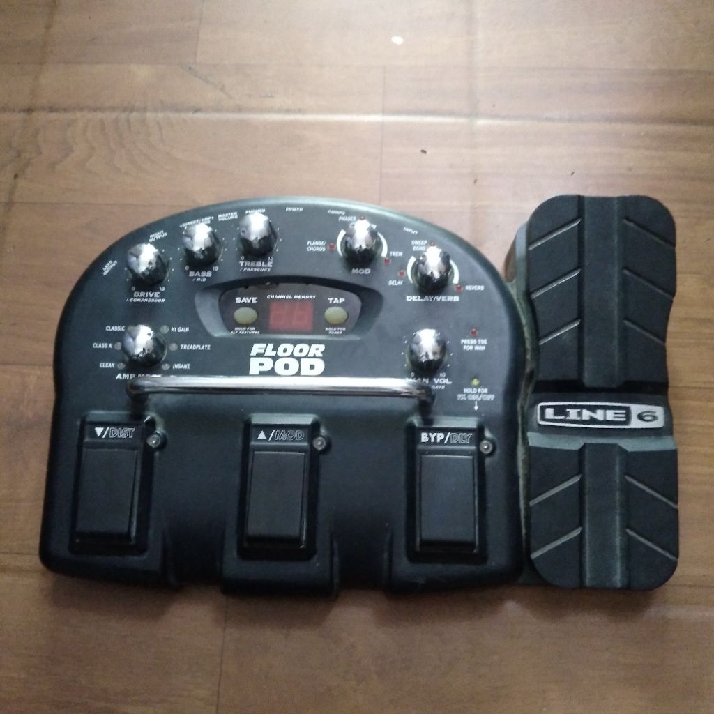 Efek gitar Line 6 POD floor ( minus wah pedal mati )