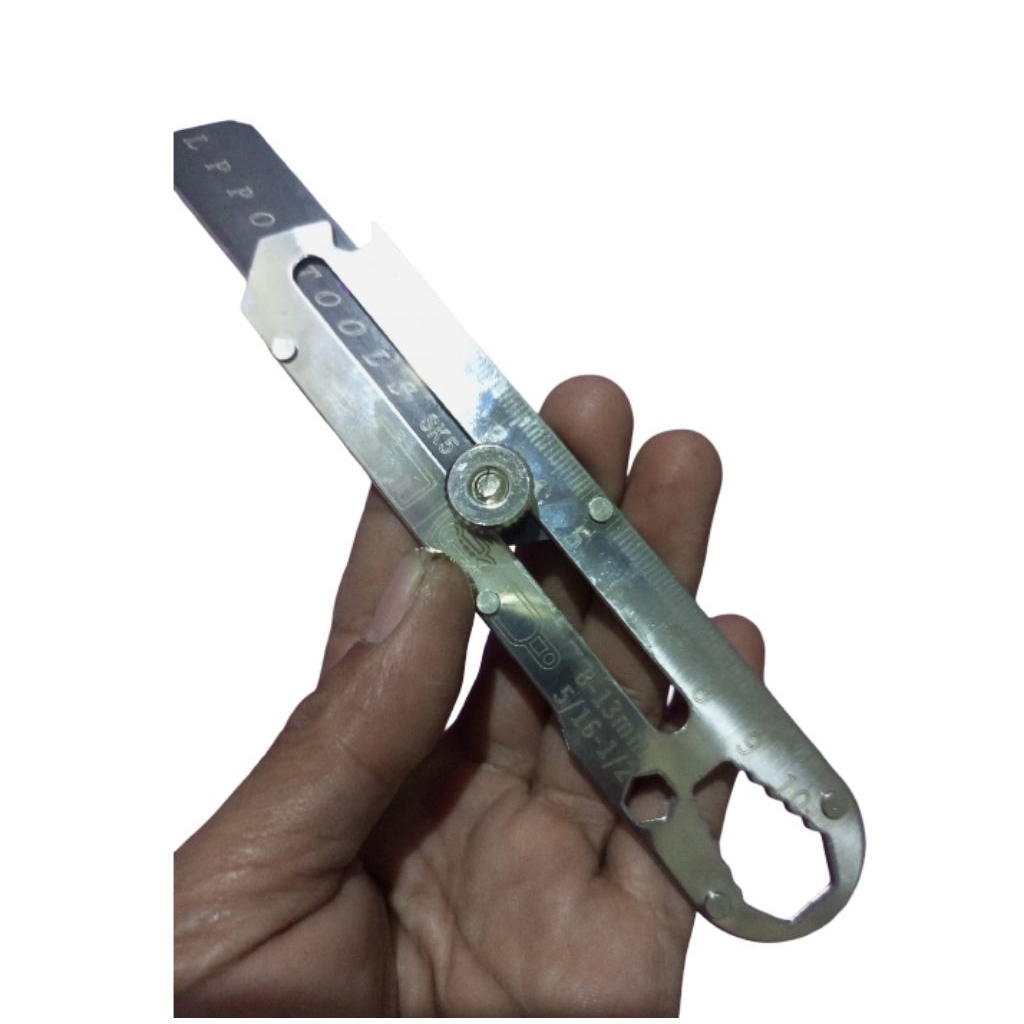 

Silet cutter bahan kokoh stainless di lengkapi kunci pas pembuka dan meteran sampai 10cm