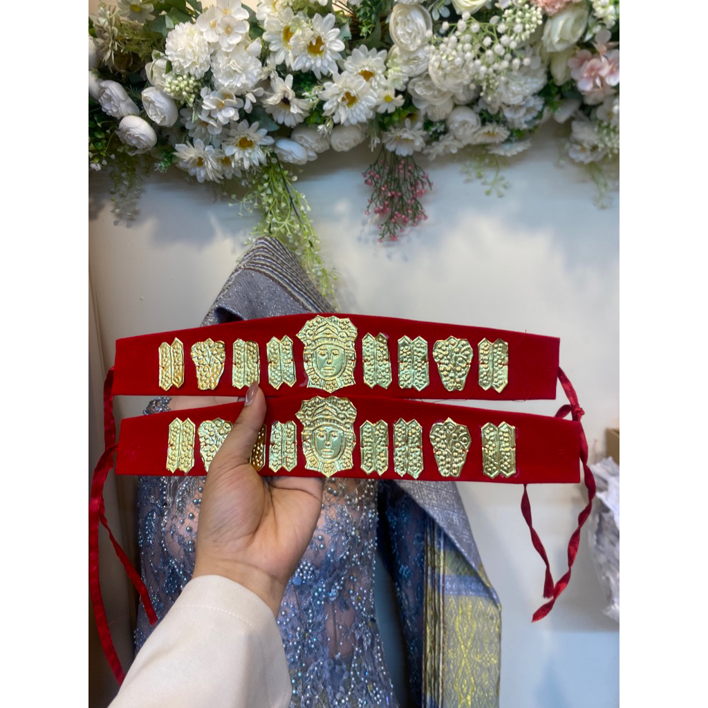 sepasang sortali biasa warna merah