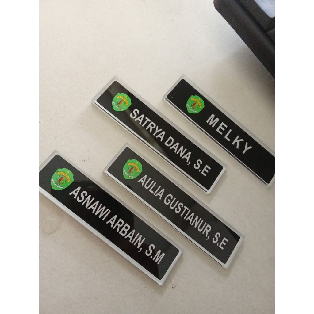 

Nametag/papan nama dada