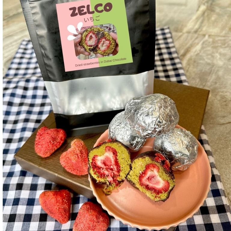 

Cokelat Dubai Strawberry Kunafa Pistachio Coklat Dried Strawberries