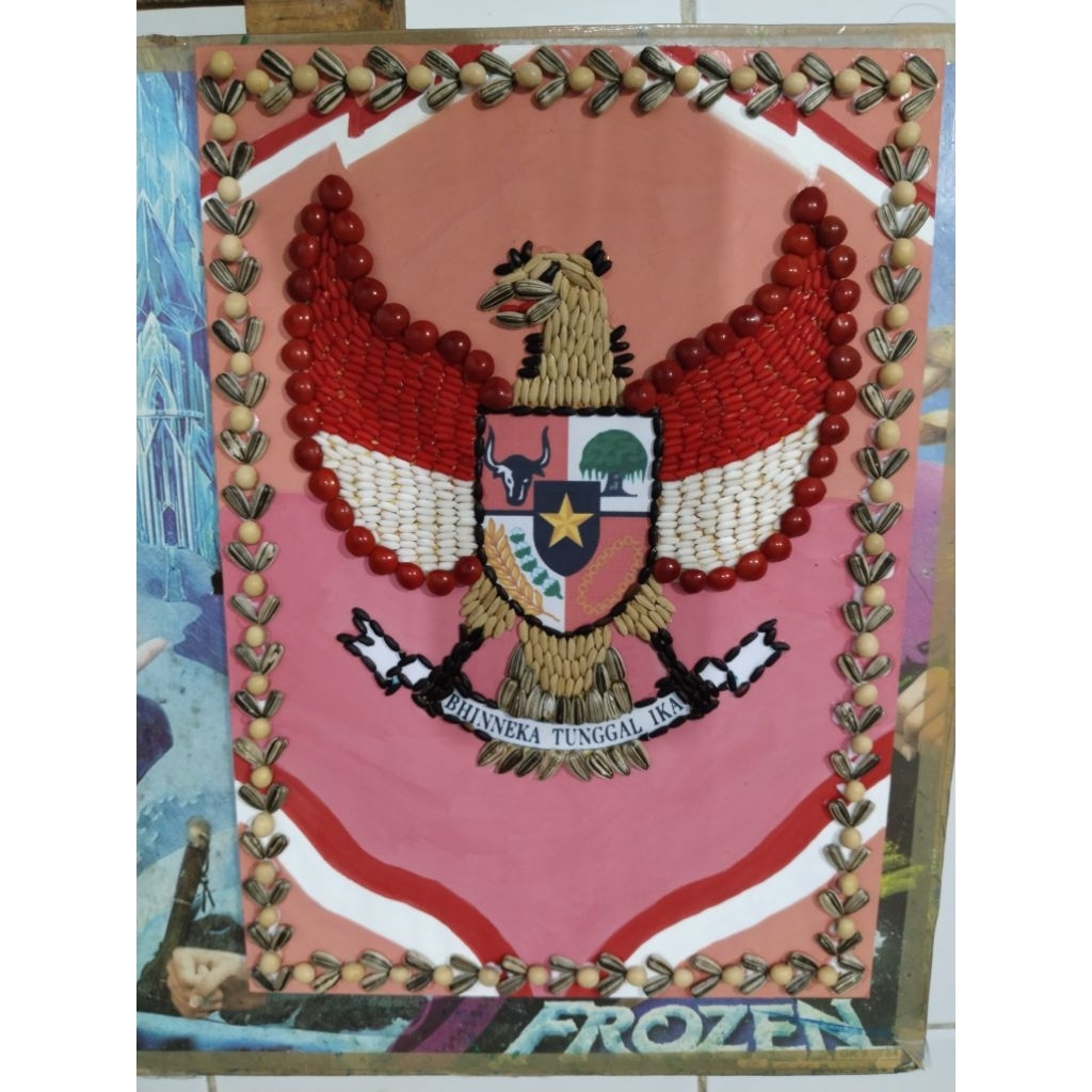Kolase biji bijian garuda merah putih lukis pinggir biji