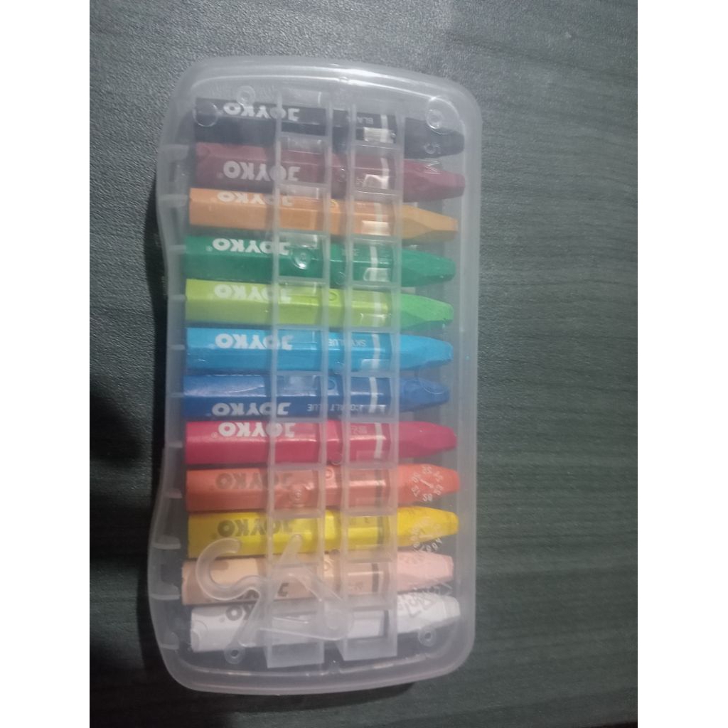 

ATK anak-anak spidol warna, krayon, dan buku gambar.