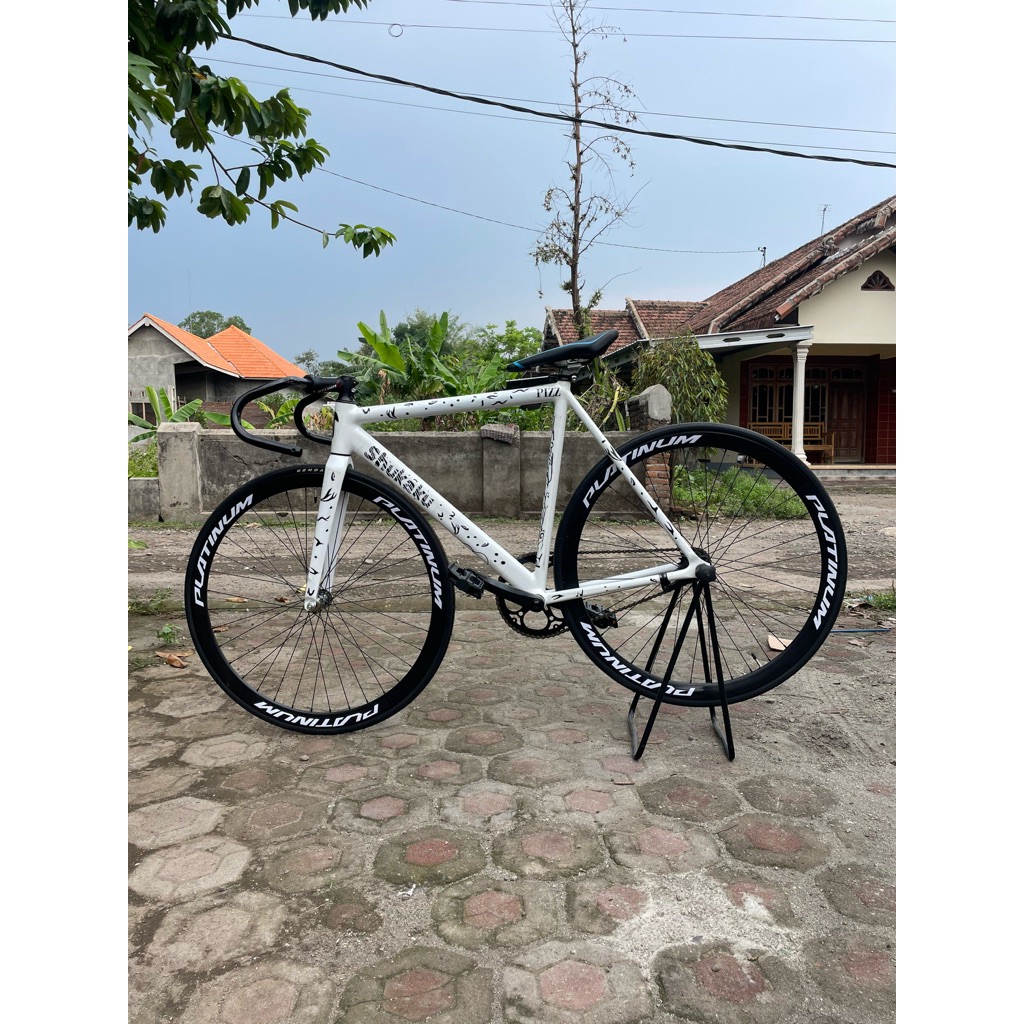 Sepeda Fixie Shukaku putih stiker platinum