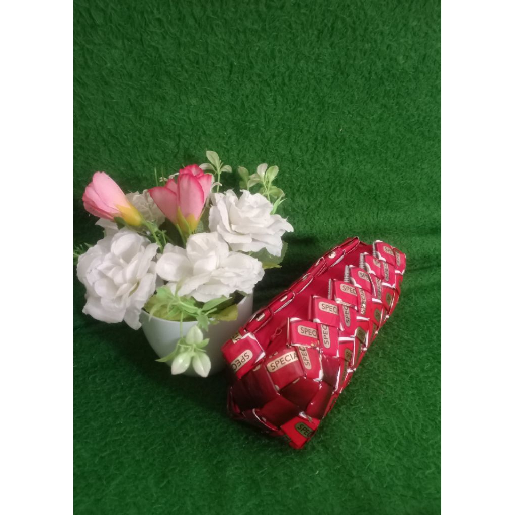 

kerajinan tangan, tempat pensil dari bungkus kopi.