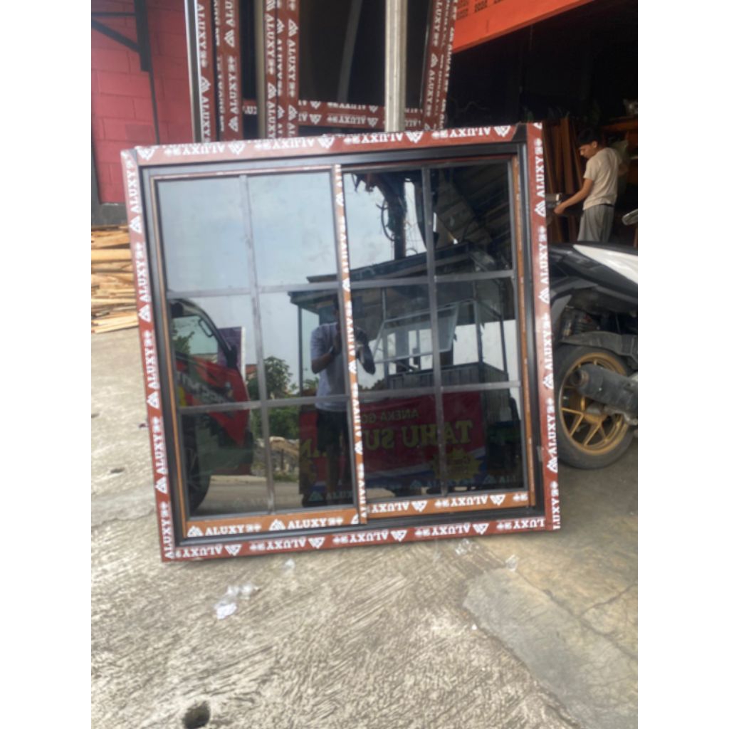JENDELA+KUSEN ALUMUNIUM ORNAMEN SLEDING UKURAN 100X100 GRATIS PEKING KAYU