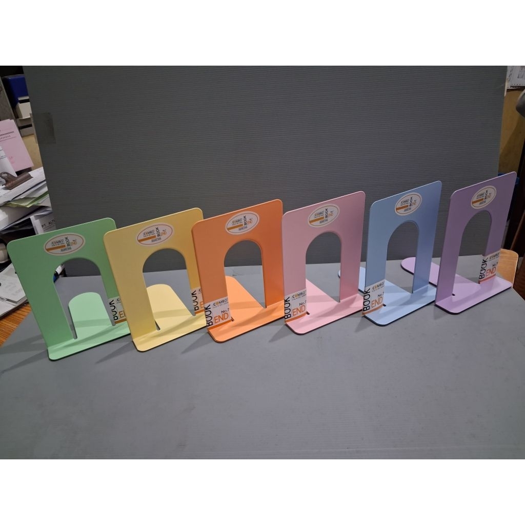 

bookend// pembatas buku// penahan buku harga 1set 2pcs..