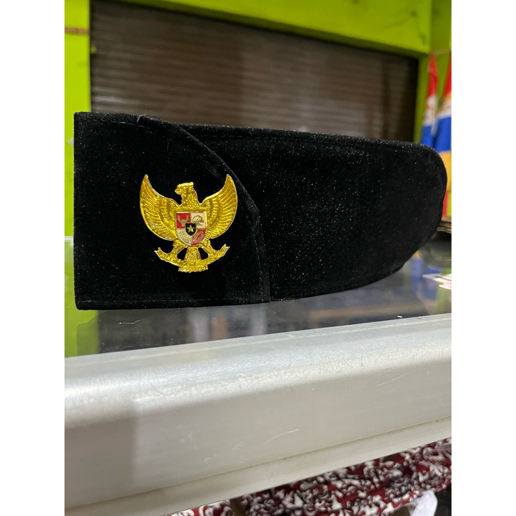 Pin Garuda kuningan resin