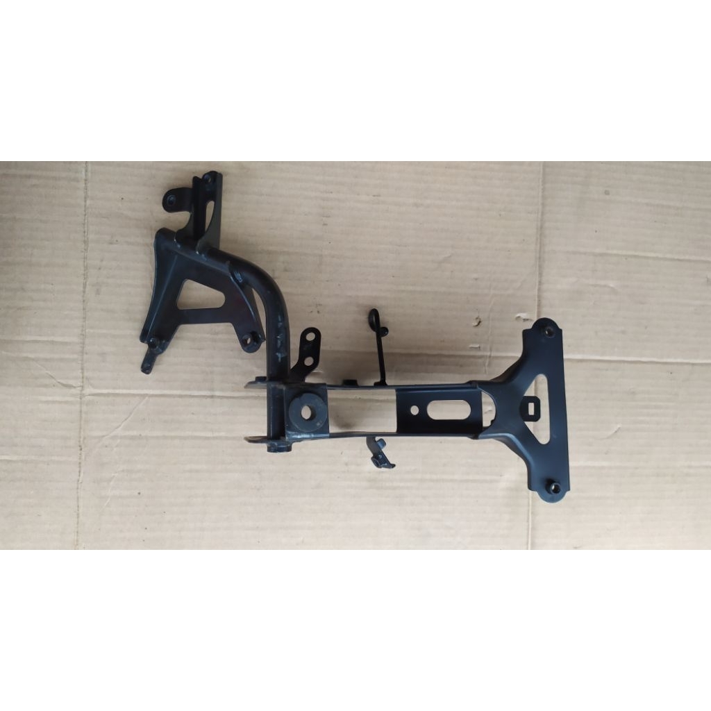 breket dudukan pelat nomor panel lampu depan dan dudukan ECU Vario ALL New Vario 125 Vario ALL New 1