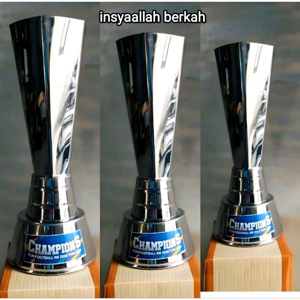 Piala Sepak bola Piala Bulu Tangkis Piala Voli Piala Tenis / piala trophy