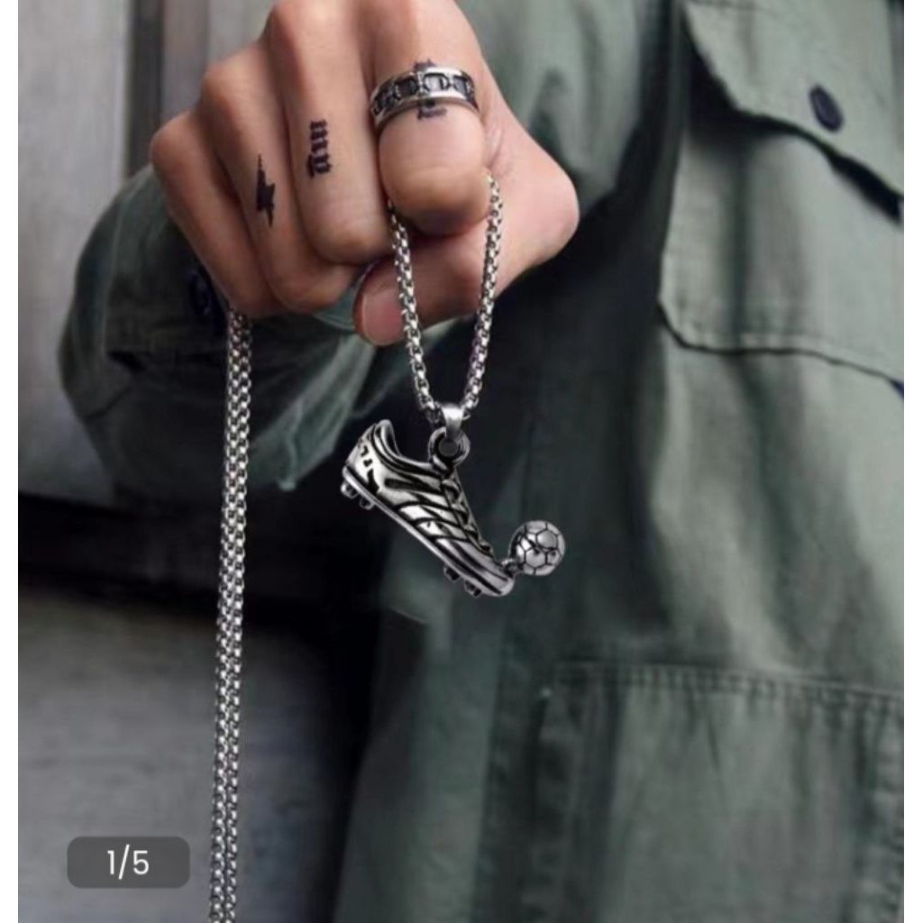 Kalung baja titanium liontin model sepatu bola keren  untuk pria dan wanita