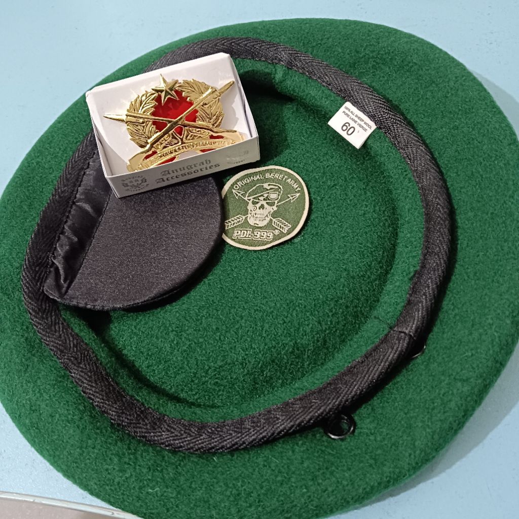 baret hijau tengkorak plus emblem infantri