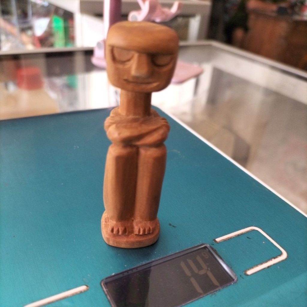 miniatur patung primitif kayu Cendana teras asli timor.