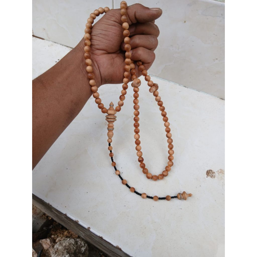 tasbih 99 butir kayu Cendana Papin model bulat dan pipih