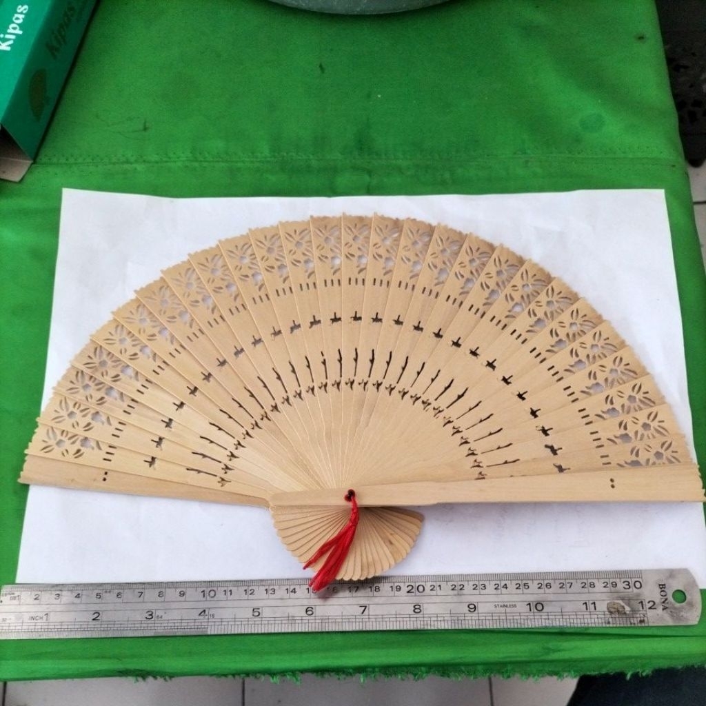 kipas kayu Cendana muda