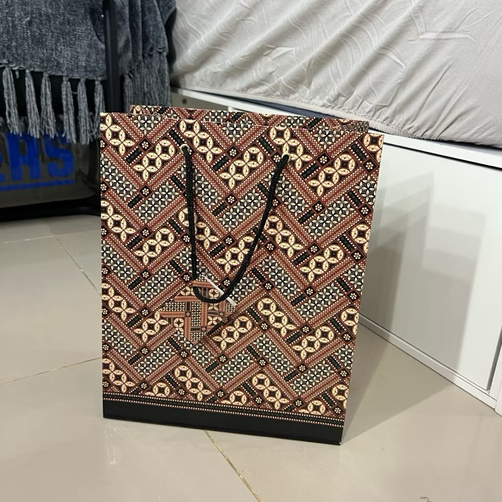 

Kiky Paper Bag Motif Batik Besar 33x26.5x13.5cm / Paperbag Glossy / Tas Kertas Kantong Belanja