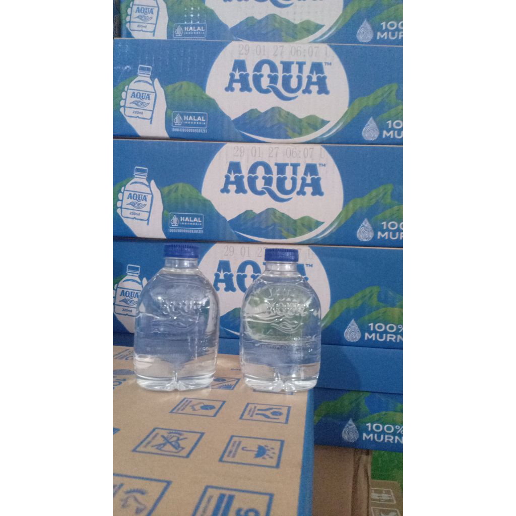 

Air mineral merk Aqua Cube 220ml isi 24 botol