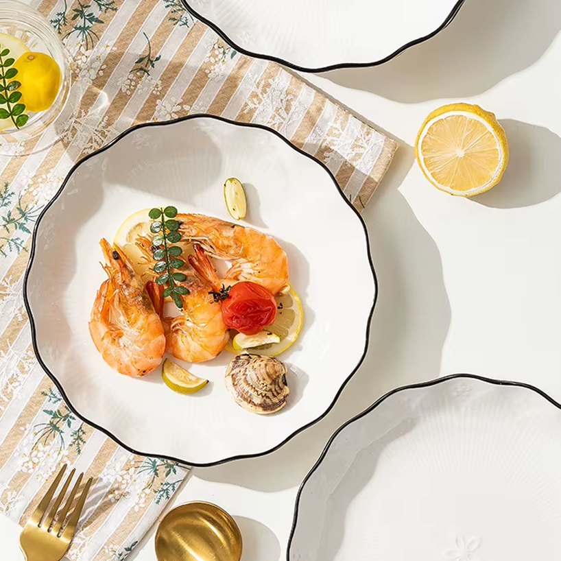 White Ruffle Ceramic Plate / Piring Makan Keramik List Hitam Mewah Estetik / Piring Aksen Gelombang 