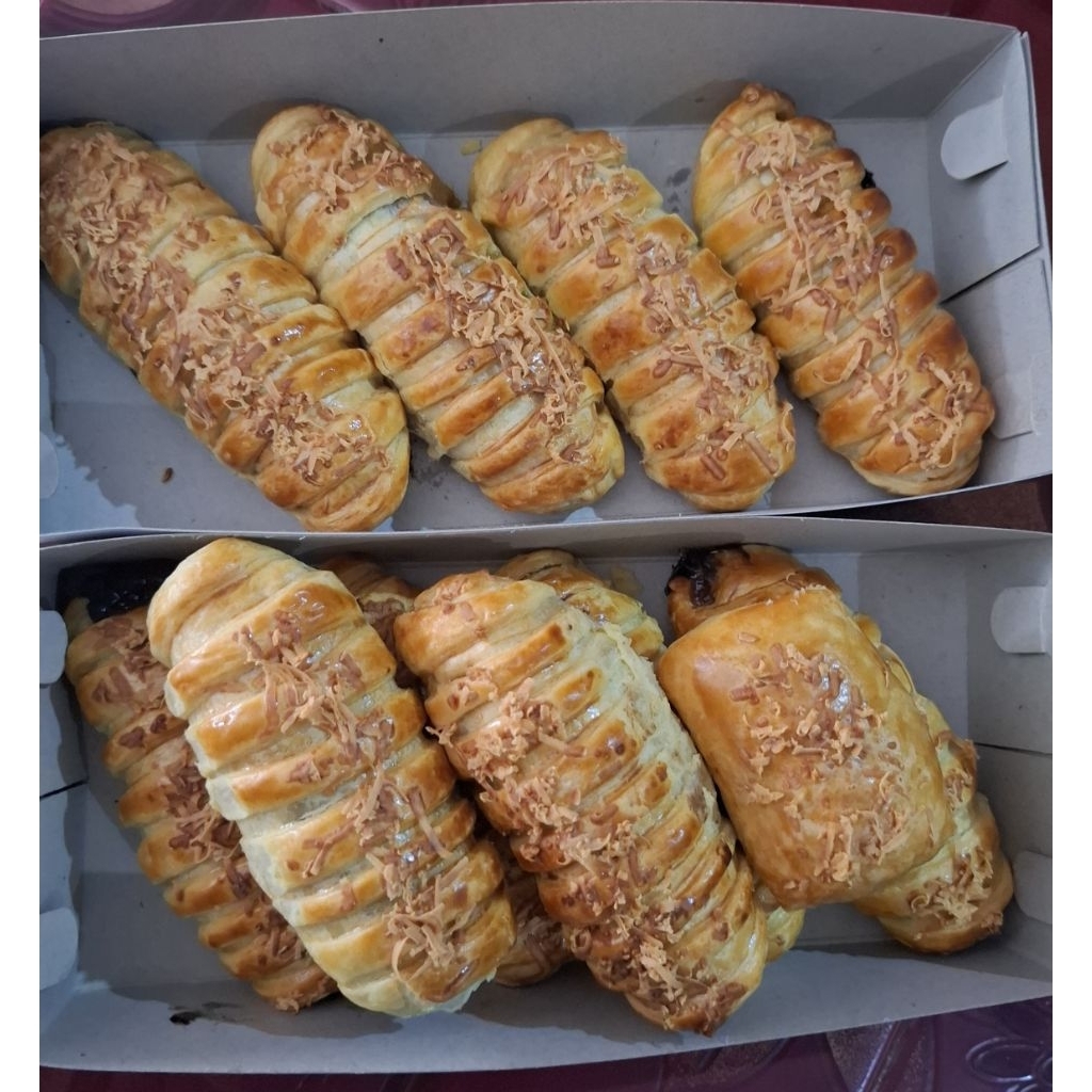 

bolen lilit / bolen lilit pisang/ bolen lilit pisang coklat keju / bolen coklat / bolen keju